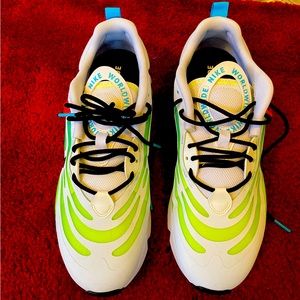 NIKE AIR Mens size 8 1/2 - Womens size 10 NEW